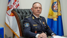 Ceo proces da protekne mirno
